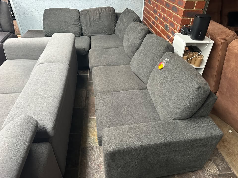 5 Seater Sofa – Near-New Condition photo 5