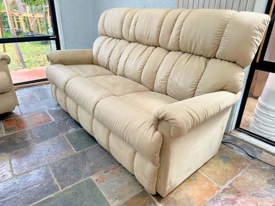 La-Z-Boy Pinnacle Recliner Set – Luxasuede Bone (3 Seater + 2 Rocker Recliners) photo 4