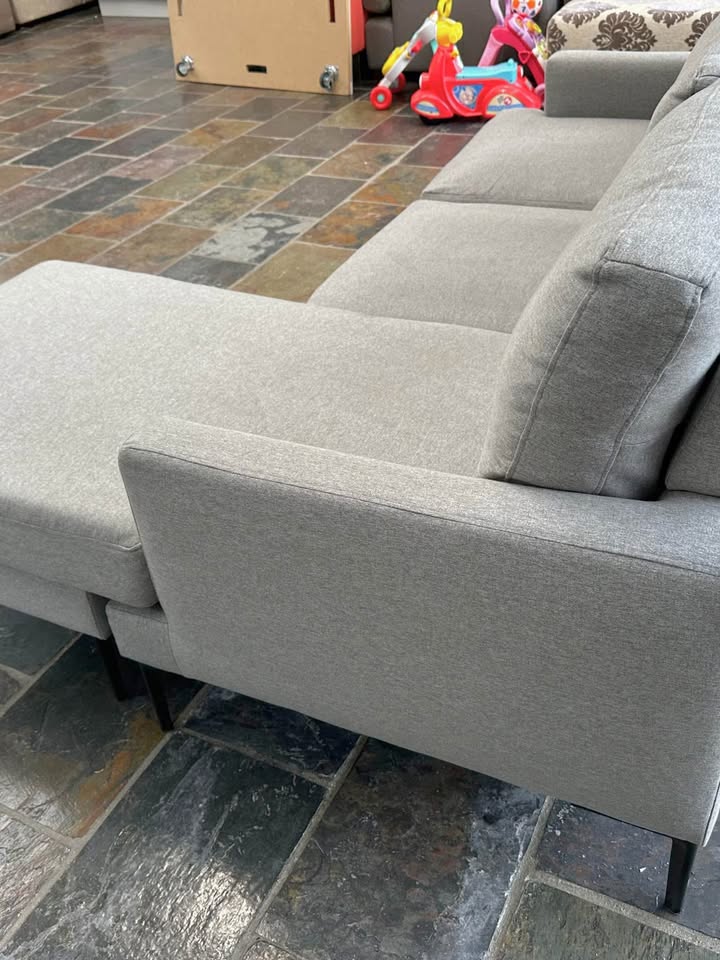 Modern L-Shape Sofa – Perfect Condition – (Same Day Delivery Available) photo 5