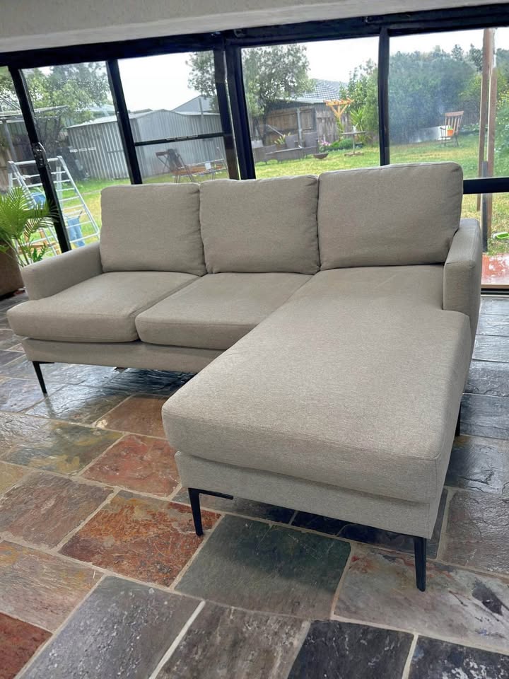 Modern L-Shape Sofa – Perfect Condition – (Same Day Delivery Available) photo 6